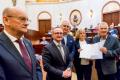 Przedstawiciele ROD odbieraja umoway podczas gali w Sali Sejmu Śląskiego. 
