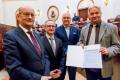 Przedstawiciele ROD odbieraja umoway podczas gali w Sali Sejmu Śląskiego. 