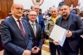 Przedstawiciele ROD odbieraja umoway podczas gali w Sali Sejmu Śląskiego. 