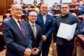 Przedstawiciele ROD odbieraja umoway podczas gali w Sali Sejmu Śląskiego. 