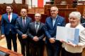 Przedstawiciele gmin odbierają umowy w Sali Sejmu Śląskiego. 