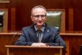 Przedstawiciele gmin odbierają umowy w Sali Sejmu Śląskiego. 