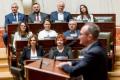 Przedstawiciele gmin odbierają umowy w Sali Sejmu Śląskiego. 
