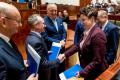 Przedstawiciele gmin odbierają umowy w Sali Sejmu Śląskiego. 