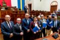 Przedstawiciele gmin odbierają umowy w Sali Sejmu Śląskiego. 