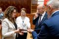 Przedstawiciele gmin odbierają umowy w Sali Sejmu Śląskiego. 