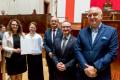 Przedstawiciele gmin odbierają umowy w Sali Sejmu Śląskiego. 
