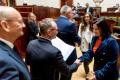 Przedstawiciele gmin odbierają umowy w Sali Sejmu Śląskiego. 