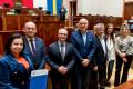 Przedstawiciele gmin odbierają umowy w Sali Sejmu Śląskiego. 