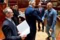 Przedstawiciele gmin odbierają umowy w Sali Sejmu Śląskiego. 