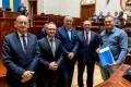 Przedstawiciele gmin odbierają umowy w Sali Sejmu Śląskiego. 