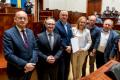 Przedstawiciele gmin odbierają umowy w Sali Sejmu Śląskiego. 
