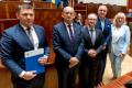 Przedstawiciele gmin odbierają umowy w Sali Sejmu Śląskiego. 