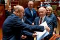 Przedstawiciele gmin odbierają umowy w Sali Sejmu Śląskiego. 