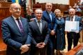 Przedstawiciele gmin odbierają umowy w Sali Sejmu Śląskiego. 