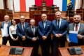 Przedstawiciele gmin odbierają umowy w Sali Sejmu Śląskiego. 