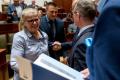 Przedstawiciele gmin odbierają umowy w Sali Sejmu Śląskiego. 