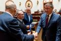 Przedstawiciele gmin odbierają umowy w Sali Sejmu Śląskiego. 