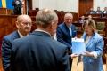 Przedstawiciele gmin odbierają umowy w Sali Sejmu Śląskiego. 