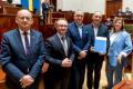 Przedstawiciele gmin odbierają umowy w Sali Sejmu Śląskiego. 