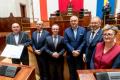 Przedstawiciele gmin odbierają umowy w Sali Sejmu Śląskiego. 