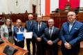 Przedstawiciele gmin odbierają umowy w Sali Sejmu Śląskiego. 