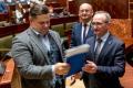 Przedstawiciele gmin odbierają umowy w Sali Sejmu Śląskiego. 