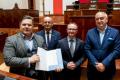 Przedstawiciele gmin odbierają umowy w Sali Sejmu Śląskiego. 