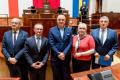 Przedstawiciele gmin odbierają umowy w Sali Sejmu Śląskiego. 