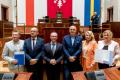 Przedstawiciele gmin odbierają umowy w Sali Sejmu Śląskiego. 