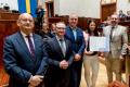 Przedstawiciele gmin odbierają umowy w Sali Sejmu Śląskiego. 