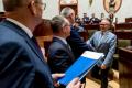 Przedstawiciele gmin odbierają umowy w Sali Sejmu Śląskiego. 