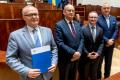 Przedstawiciele gmin odbierają umowy w Sali Sejmu Śląskiego. 