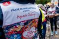 Uczestnicy sztafety maszerują w Wiśle. 