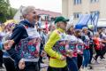 Uczestnicy sztafety maszerują w Wiśle. 