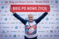Uczestnicy sztafety maszerują w Wiśle. 
