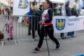 Uczestnicy sztafety maszerują w Wiśle. 