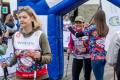 Uczestnicy sztafety maszerują w Wiśle. 