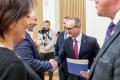 Wręczenie umów beneficjentom. 