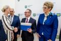 Wręczenie umów beneficjentom. 