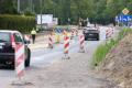 Prace budowalne na odcinku drogi. 