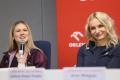 Uczestnicy konferencji prasowej siedzą przy stole. 