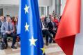 Przedstawiciele beneficjentów odbierają umowy. 