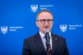 Przedstawiciele beneficjentów odbierają umowy. 