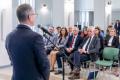 Przedstawiciele beneficjentów odbierają umowy. 