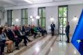 Przedstawiciele beneficjentów odbierają umowy. 