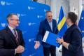 Przedstawiciele beneficjentów odbierają umowy. 