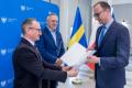 Przedstawiciele beneficjentów odbierają umowy. 