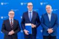 Przedstawiciele beneficjentów odbierają umowy. 