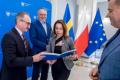 Przedstawiciele beneficjentów odbierają umowy. 